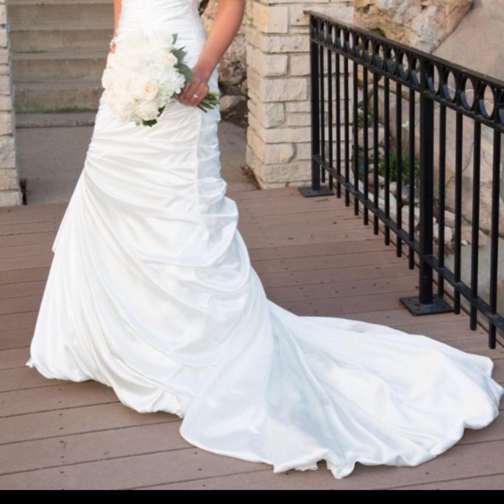 Color-Ivory.This dress creates a phenomenal figure! Has heavily ruched stretch.